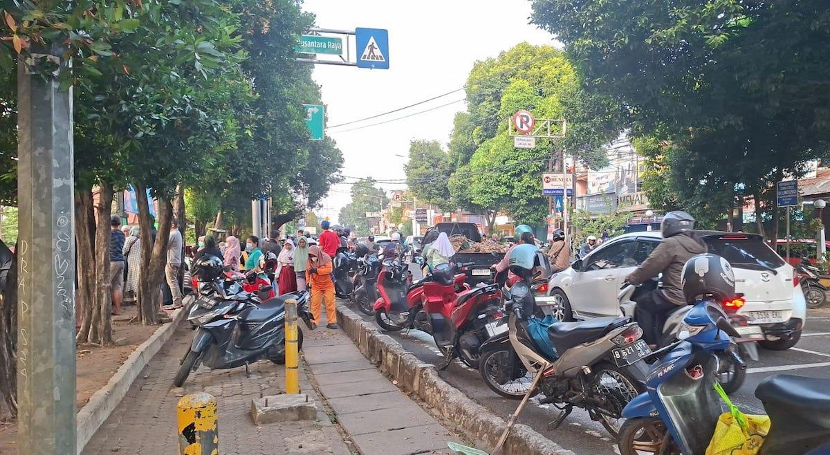 Hari Pertama Masuk Sekolah, Lalu Lintas di Depok Tersendat Sejak Pagi - Wartakotalive.com