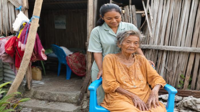 Kemensos-melalui-Sentra-Efata-Kupang-menyediakan-layanan-home-care-bagi-lansia.jpg