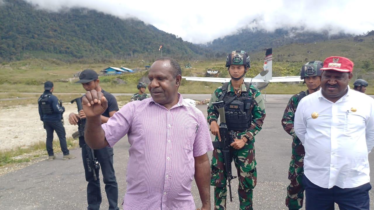Kepala-Dinas-Sosial-Kabupaten-Puncak-Papua-Tengah-Peniel-Waker.jpg