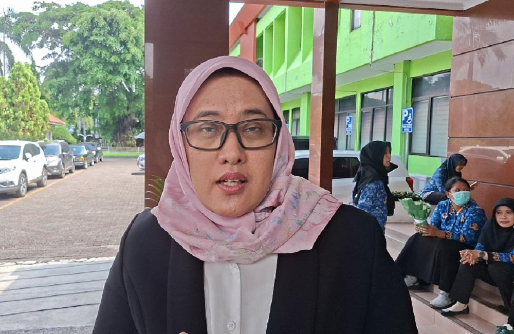 MBG BEKASI - Kepala Dinas Kesehatan (Kadinkes) Kota Bekasi, drh. Satia Sriwijayanti saat ditemui di kawasan Pemerintah Kota Bekasi, Kecamatan Bekasi Selatan, Rabu (1/10/2025). Bicvara adanya ulat di menu MBG.