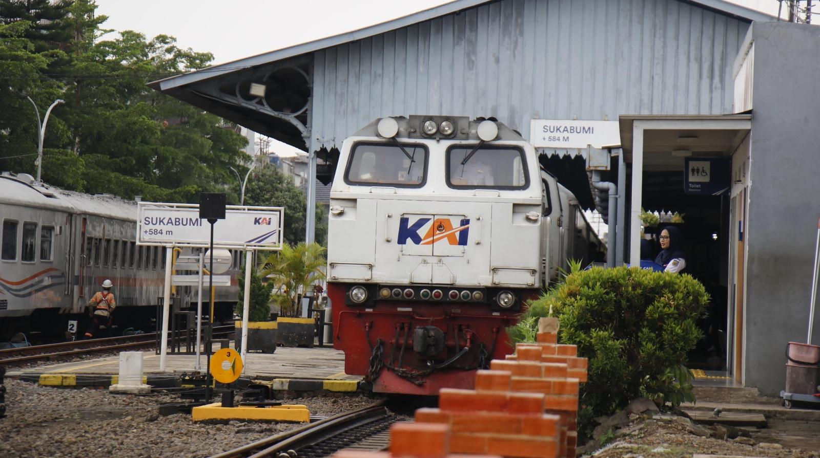Kereta-Api-KA-Lokal-di-Stasiun-Sukabumi-Sukabumi-Jawa-Barat-pada-Selasa-2432026.jpg