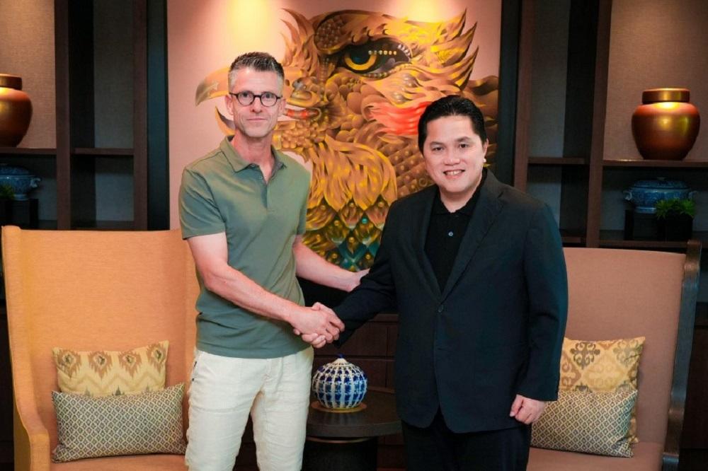 Ketua-Umum-PSSI-Erick-Thohir-kanan-berjabat-tangan-dengan-Frank-van-Kempen-kiri.jpg