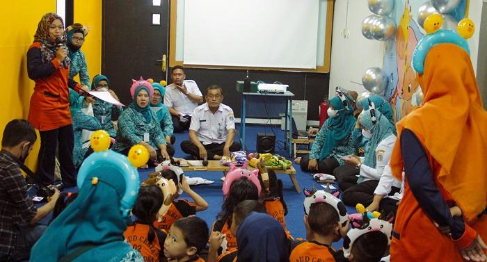 Kompas-Gramedia-fasilitasi-dongeng-untuk-anak-anak-di-kelurahan-Gelora.jpg