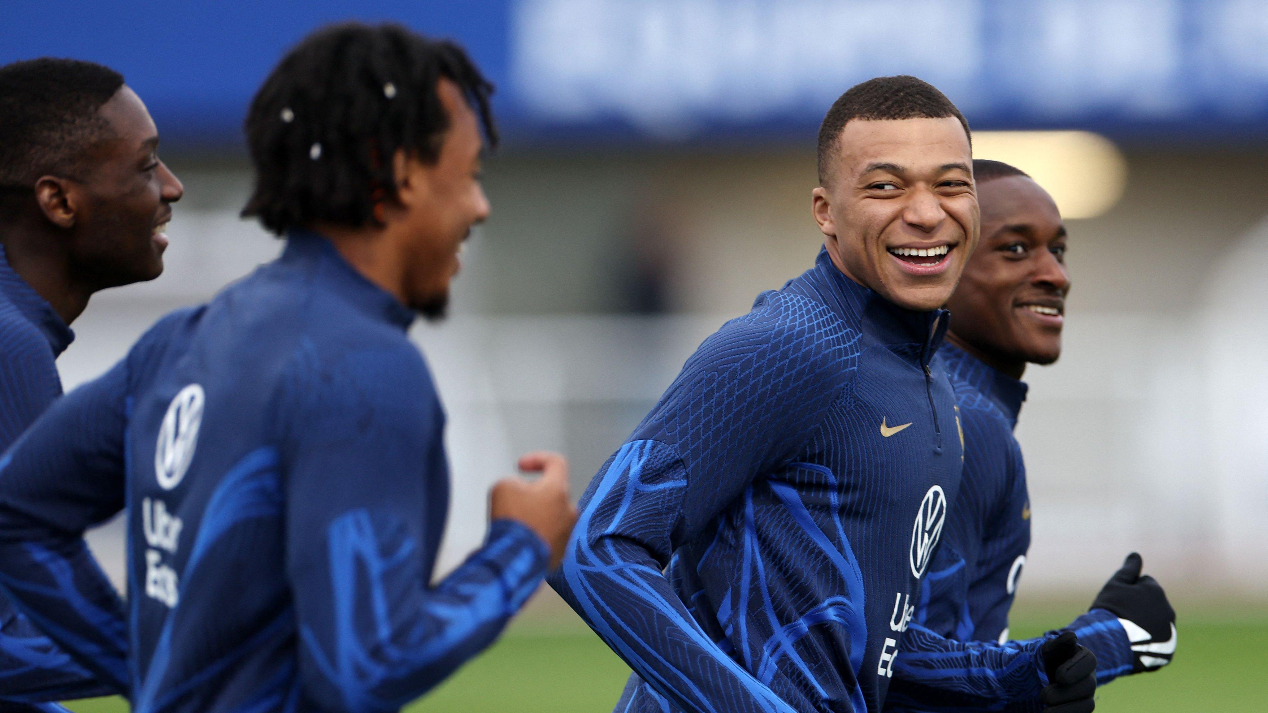 wartakota/Kylian-Mbappe-dalam-sesi-latihan-bersama-Timnas-Prancis.jpg
