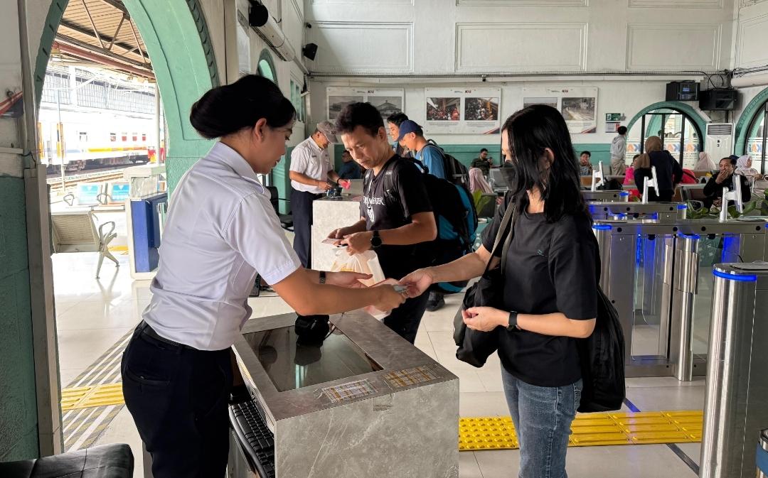 LIBUR-PANJANG-Suasana-Stasiun-Pasarsenen-Senen-Jakarta-Pusat-pada-Kamis-2662025.jpg