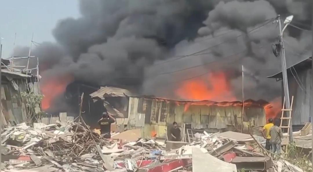 Lapak-barang-bekas-di-Jalan-Gang-Marang-Joglo-Kembangan-Jakarta-Barat-terbakar-hebat.jpg