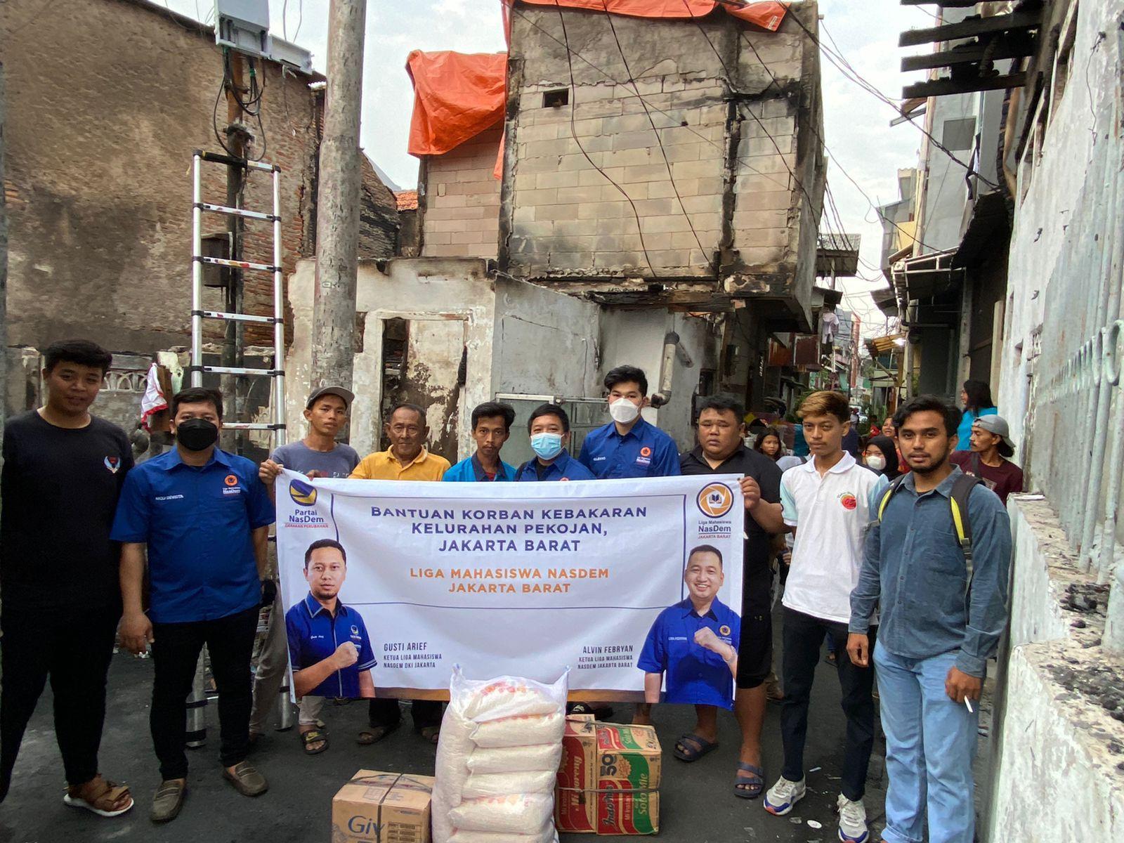 Liga-Mahasiswa-Nasdem-Jakarta-Barat-membagikan-150-paket-sembako-untuk-warga-korban-kebakaran.jpg