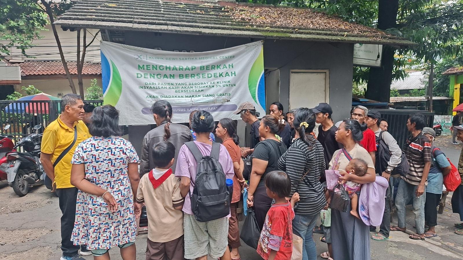 MAKAN-GRATIS-Ratusan-kaum-duafa-sedang-antre-di-depan-Klinik-Utama-Dewi-Sartika.jpg