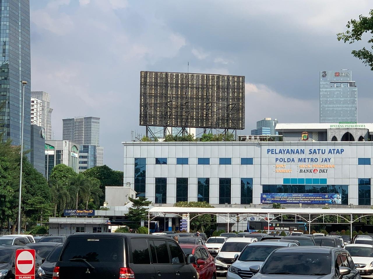 Masyarakat-menyerbu-Samsat-Jakarta-Selatan-yang-terletak-di-Polda-Metro-Jaya-Selasa.jpg