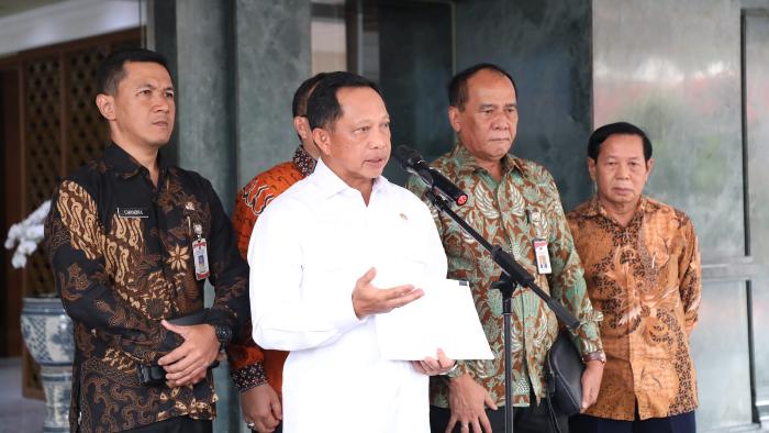 wartakota/Mendagri-Tito-Karnavian-memberikan-keterangan-pers-terkait-pelantikan-kepala-daerah.jpg