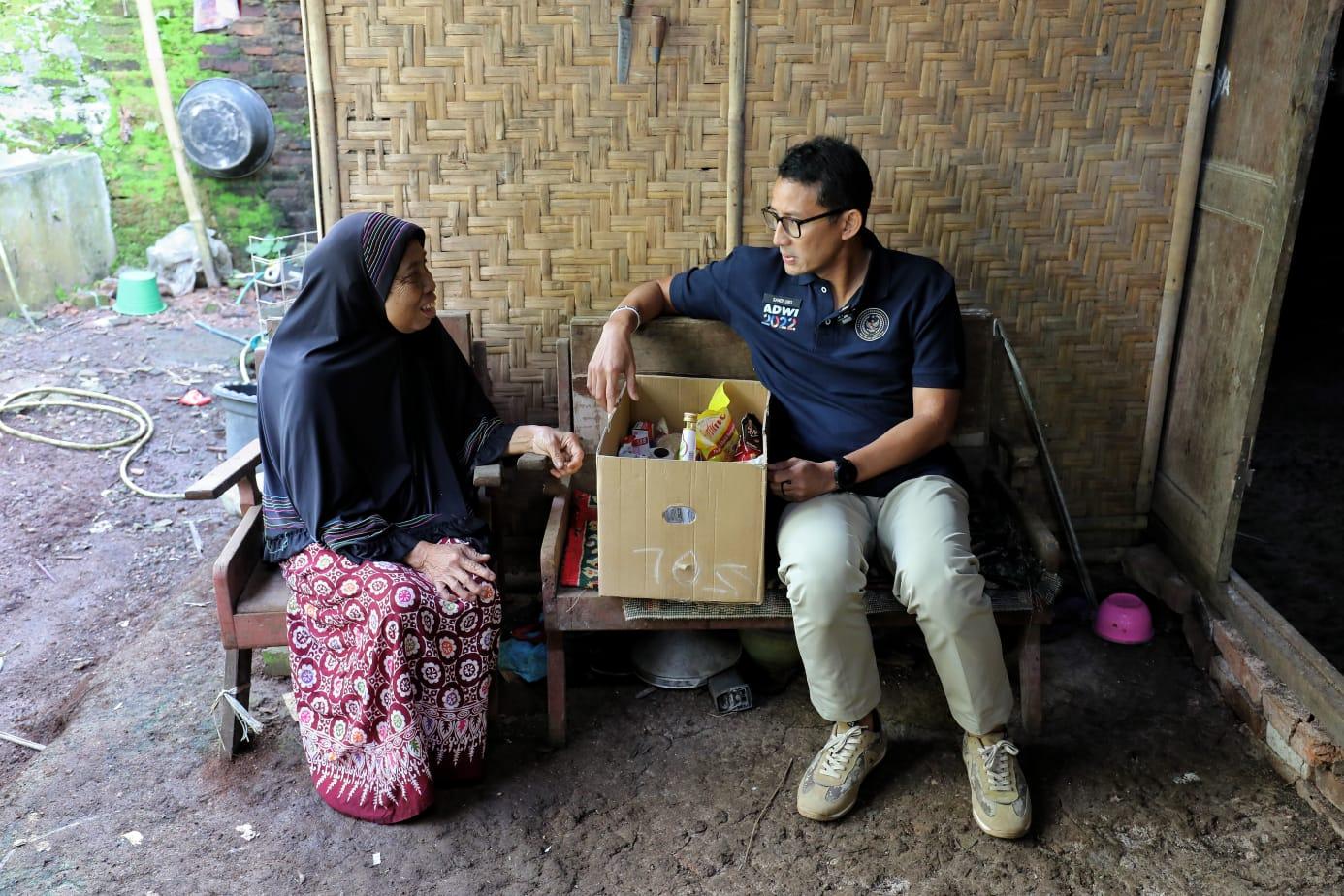 Menparekraf-Sandiaga-Uno-temui-nenek-penginap-asma-di-Pandean-Trenggalek-Jawa-Timur.jpg