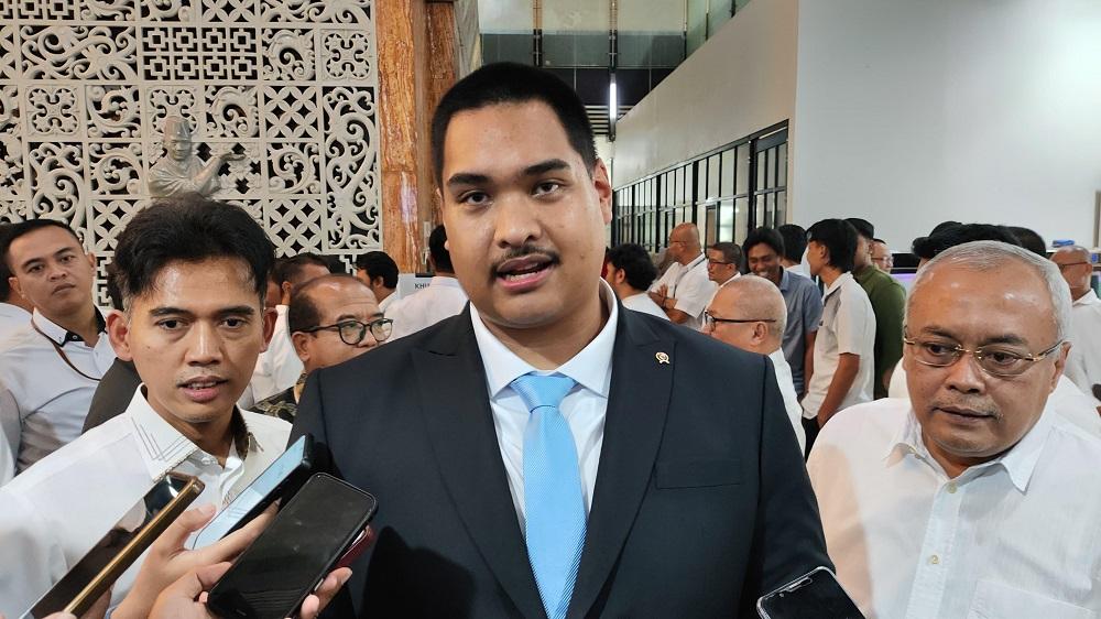 Menpora-Dito-Ariotedjo-saat-diwawancarai-di-Media-Center-Kemenpora-Senin-21102024.jpg