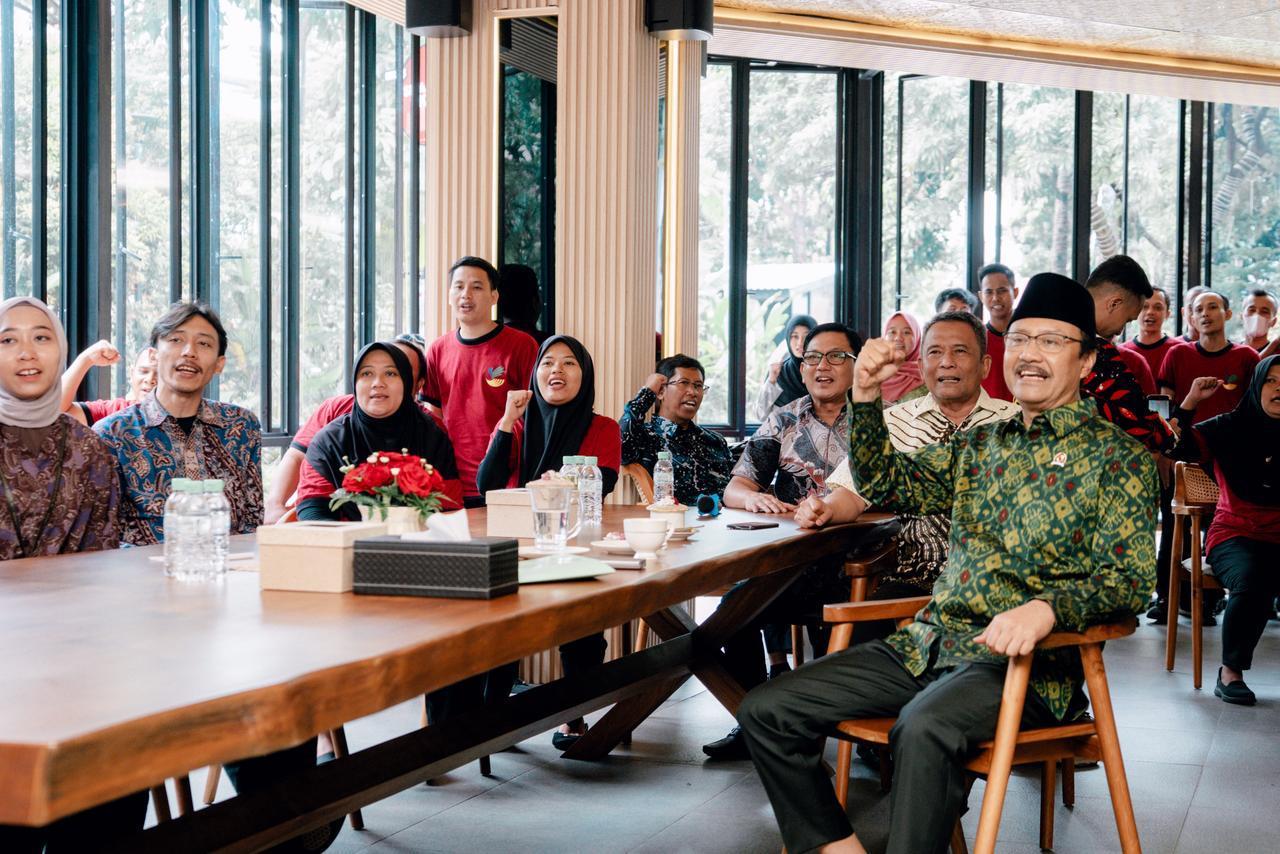 Halal Bihalal Gus Ipul dan Seluruh Cleaning Service Kemensos Nyanyikan 'NKRI Harga Mati'