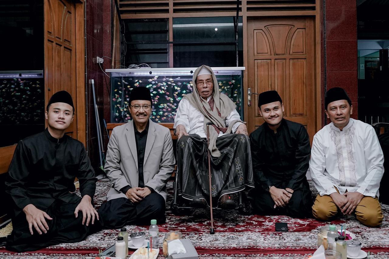 Sowan ke Para Kiai Sepuh, Gus Ipul Sebut Idul Fitri Momentum Silaturahmi dan Berkah Doa