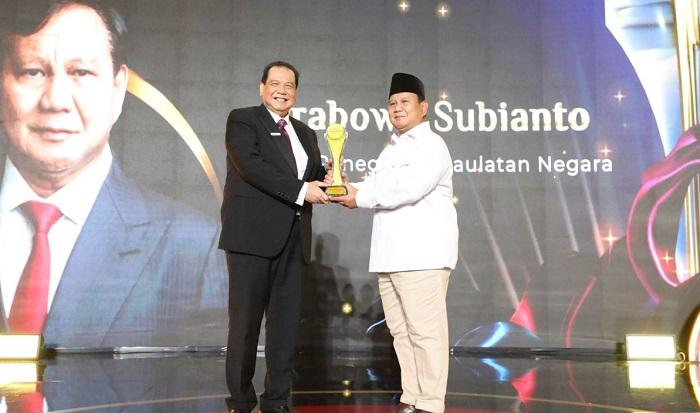 Pengamat Politik: Terima Penghargaan, Prabowo Tunjukkan Kelasnya, Lebih Humble