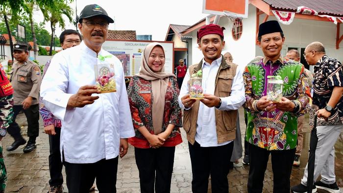 Menteri-Sosial-Saifullah-Yusuf-meninjau-dan-berdialog-dengan-siswa-SRMP-28-Kota-Pasuruan.jpg