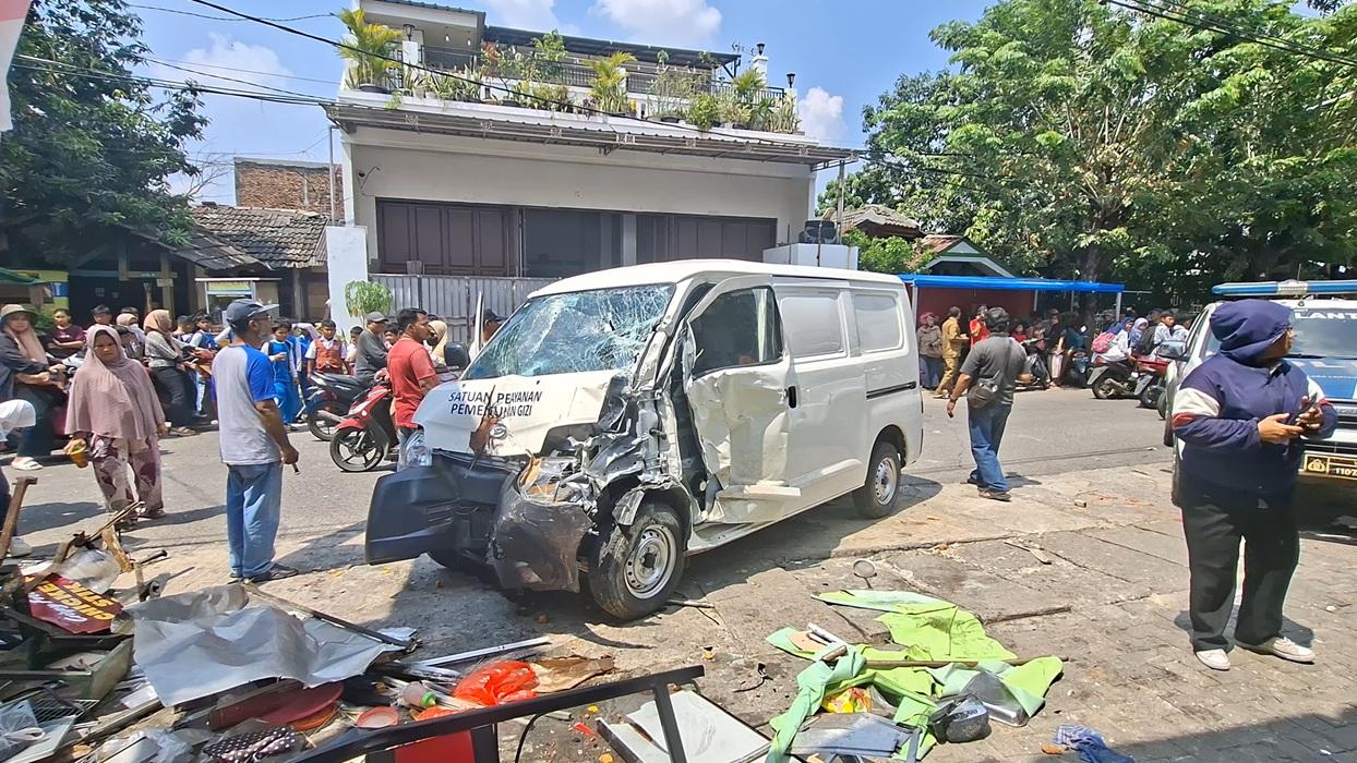 Mobil-dapur-MBG-menabrak-sejumlah-lapak-pedagang-UMKM.jpg