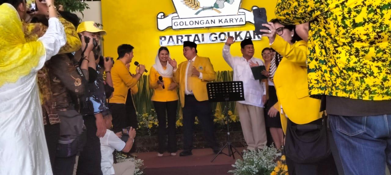 Prabowo Asyik Joget Bareng Airlangga Hartarto di Tasyakuran HUT Ke-59 Partai Golkar