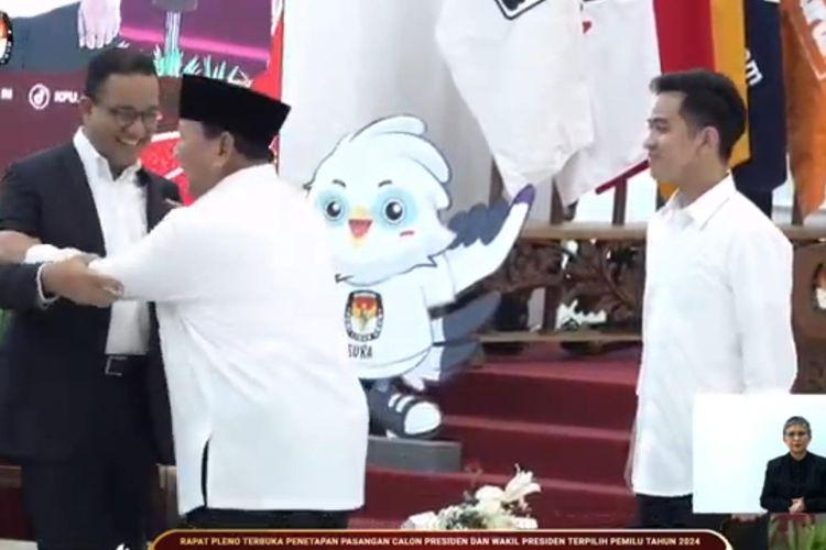 Momen-Prabowo-guncangkan-badan-Anies-usai-ditetapkan-jadi-presiden-terpilih.jpg