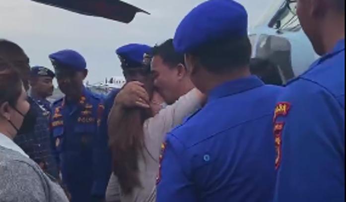 Momen-haru-evakuasi-Dirpolairud-Polda-Jambi-Kombes-Michael-Mumbunan-usai-kecelakaan-Helikopter.jpg