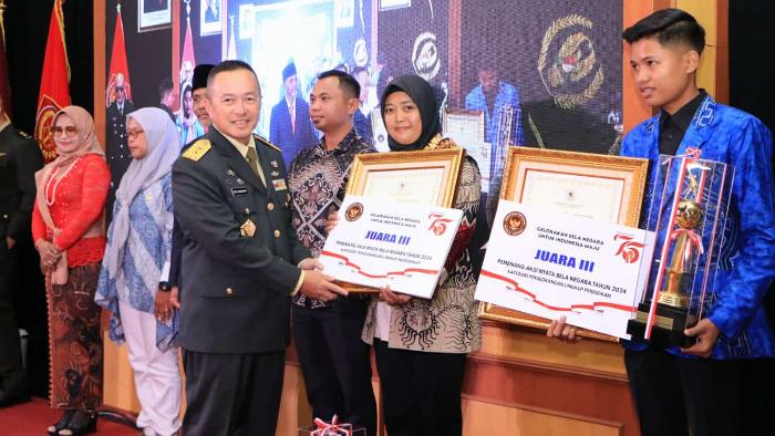 Nasabah-PNM-Mekaar-asal-Lampung-Selatan-raih-Award-Aksi-Nyata-Bela-Negara-2024.jpg