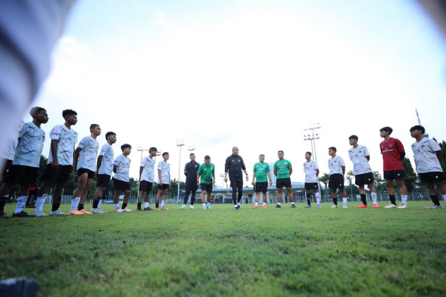 Nova Arianto Pakai Gaya Khas Latihan Shin Tae-yong Saat Menyeleksi 32 Pemain Timnas U-16