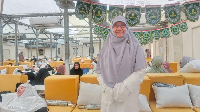 Nur-Azizah-Pantau-Haji-di-Mina.jpg