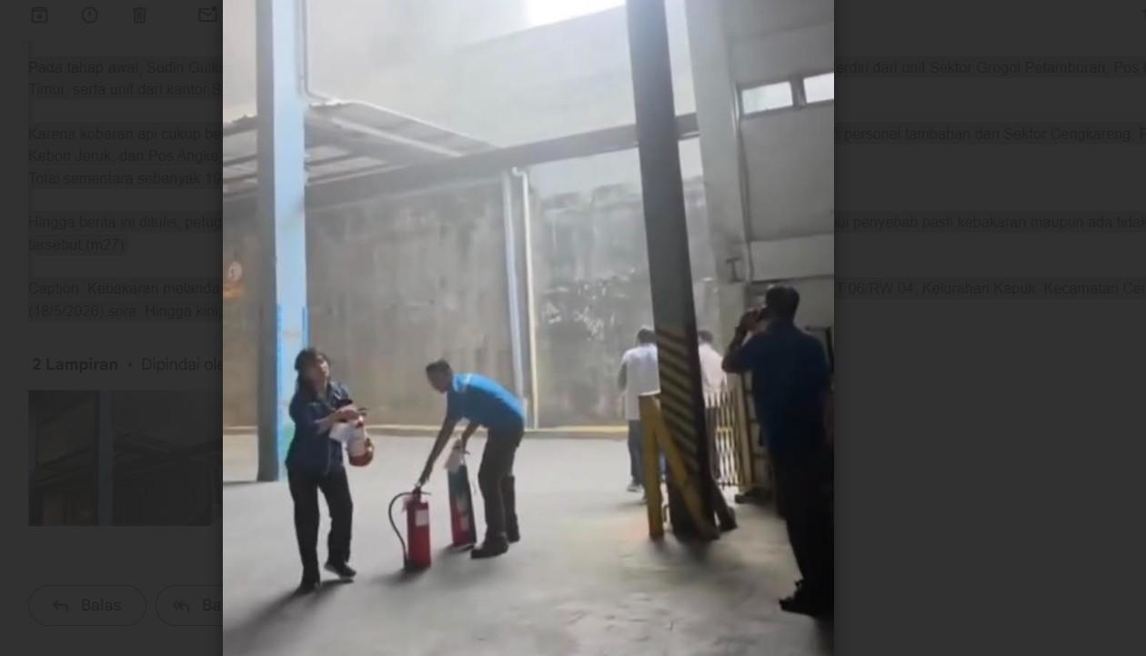 PABRIK-PLASTIK-TERBAKAR-Kebakar.jpg