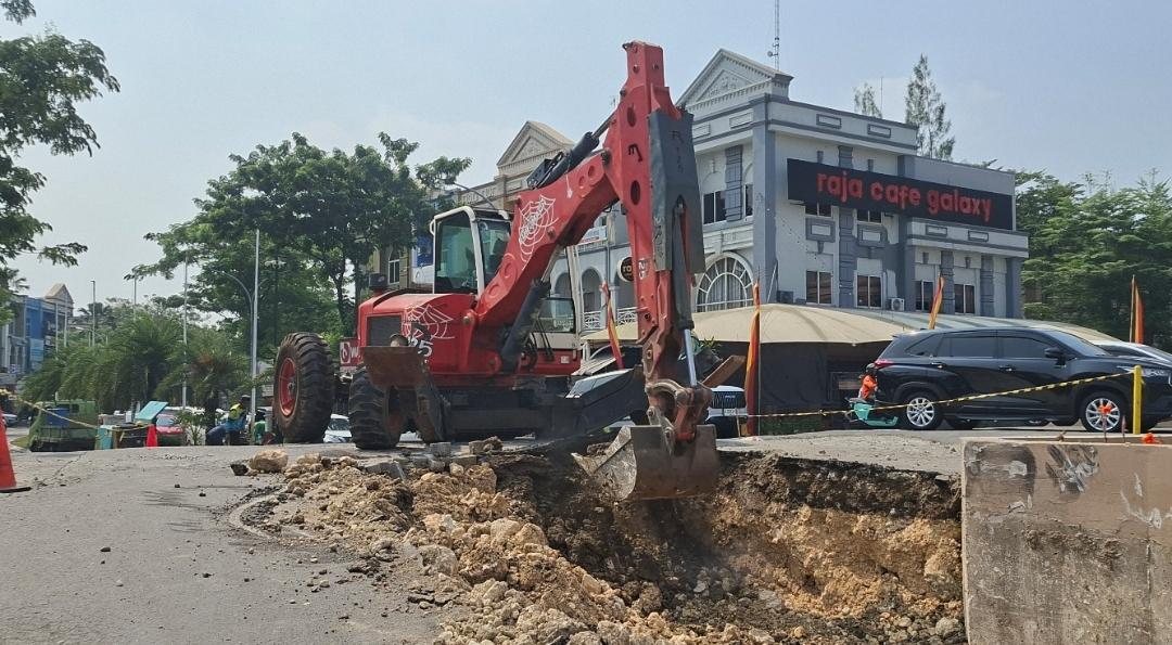 Langgar Aturan, Akses Jalan Perumahan Grand Galaxy Park Dibongkar - Wartakotalive.com