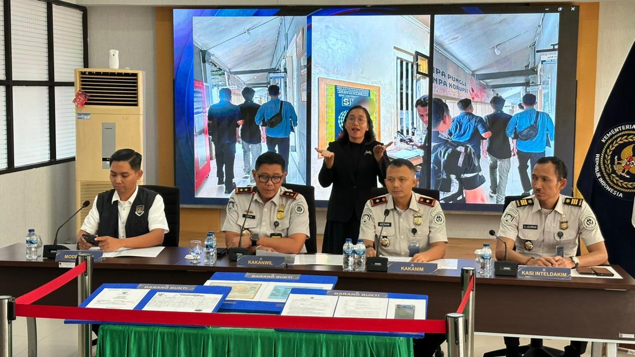 PEMALSUAN-DATA-PASPOR-Kepala-Kantor-Imigrasi-Tanjung-Uban-Adi-Hari-Pianto.jpg