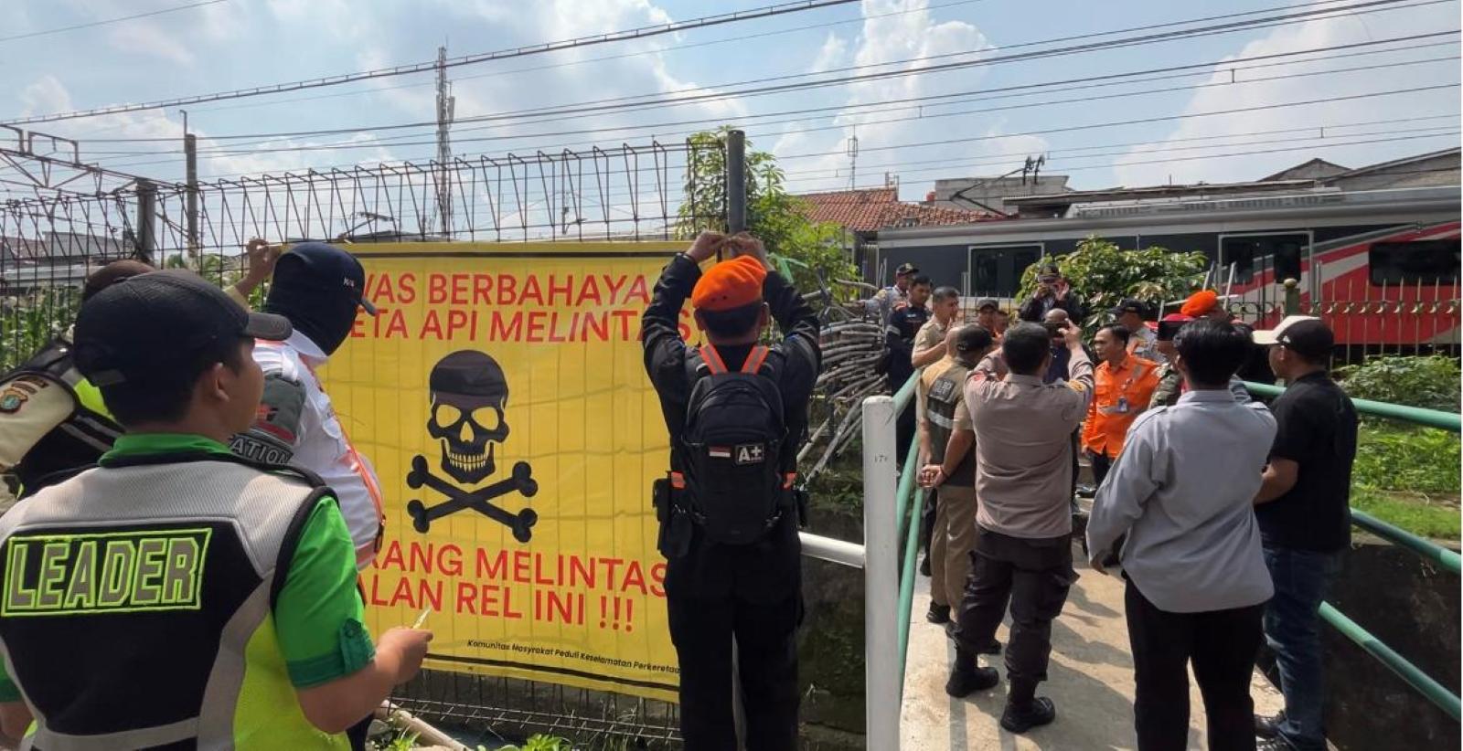 PEMASANGAN-SPANDUK-PERINGATAN-di-Perlintasan-KA-Liar-Tebet-Jakarta-Selatan.jpg