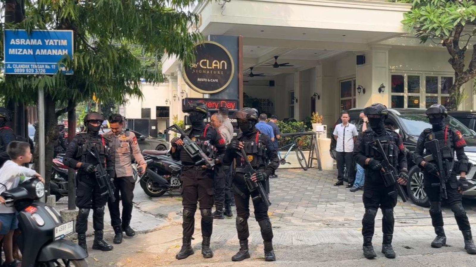 Atensi Prabowo, Polisi Bersergam Taktis Gerebek Kafe dan Money Changer di Jaksel - Wartakotalive.com