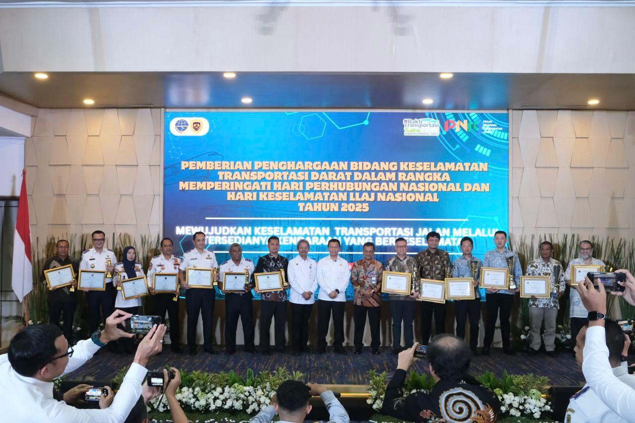 Harhubnas 2025, Ditjen Perhubungan Darat Berikan Penghargaan Bidang Keselamatan