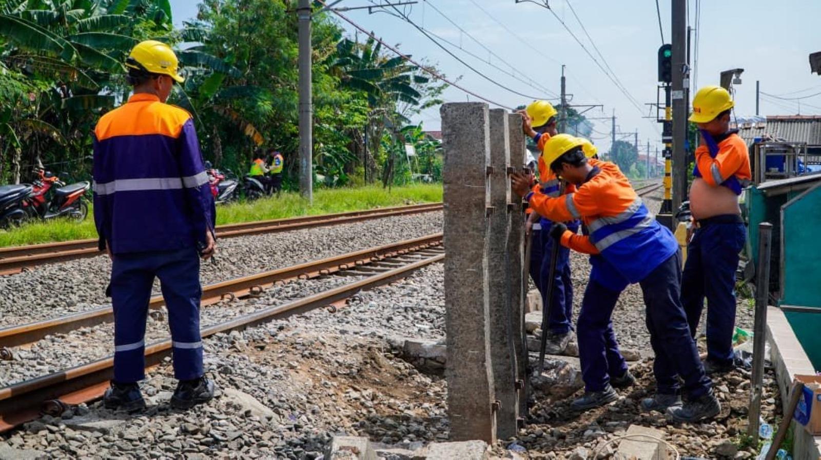 PENUTUPAN-PERLINTASAN-LIAR-Petugas-PT-KAI-Daop-1-Jakarta.jpg