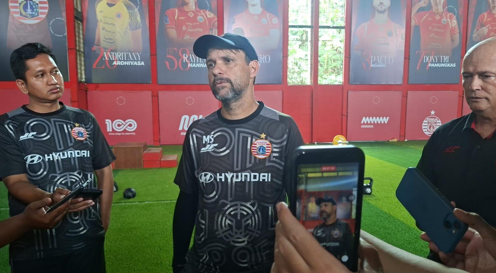 PERSIJA-VS-PERSIB-Pelatih-Persija-Mauricio-Souza-di-Persija-Training-Ground-2.jpg