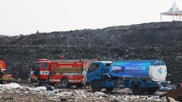 PERUMDAM TKR Kerahkan 10 Mobil Tangki Air untuk Dukung Penanganan Kebakaran di TPA Jatiwaringin - Wartakotalive.com