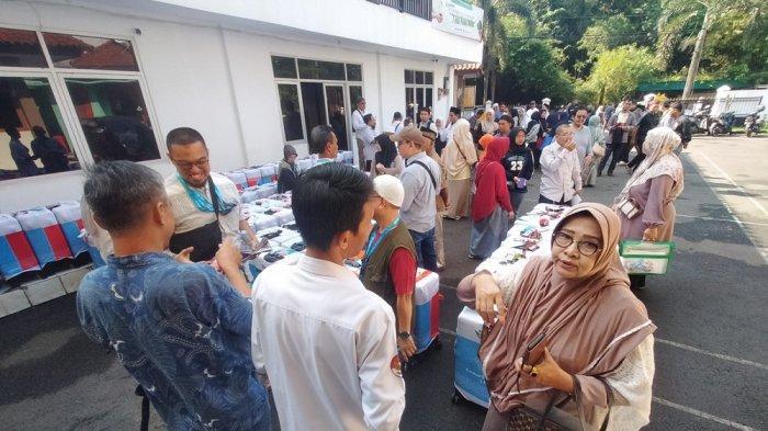 PESAWAT-DIANCAM-BOM-Jamaah-haji-kloter-12-menyerahkan-kope.jpg