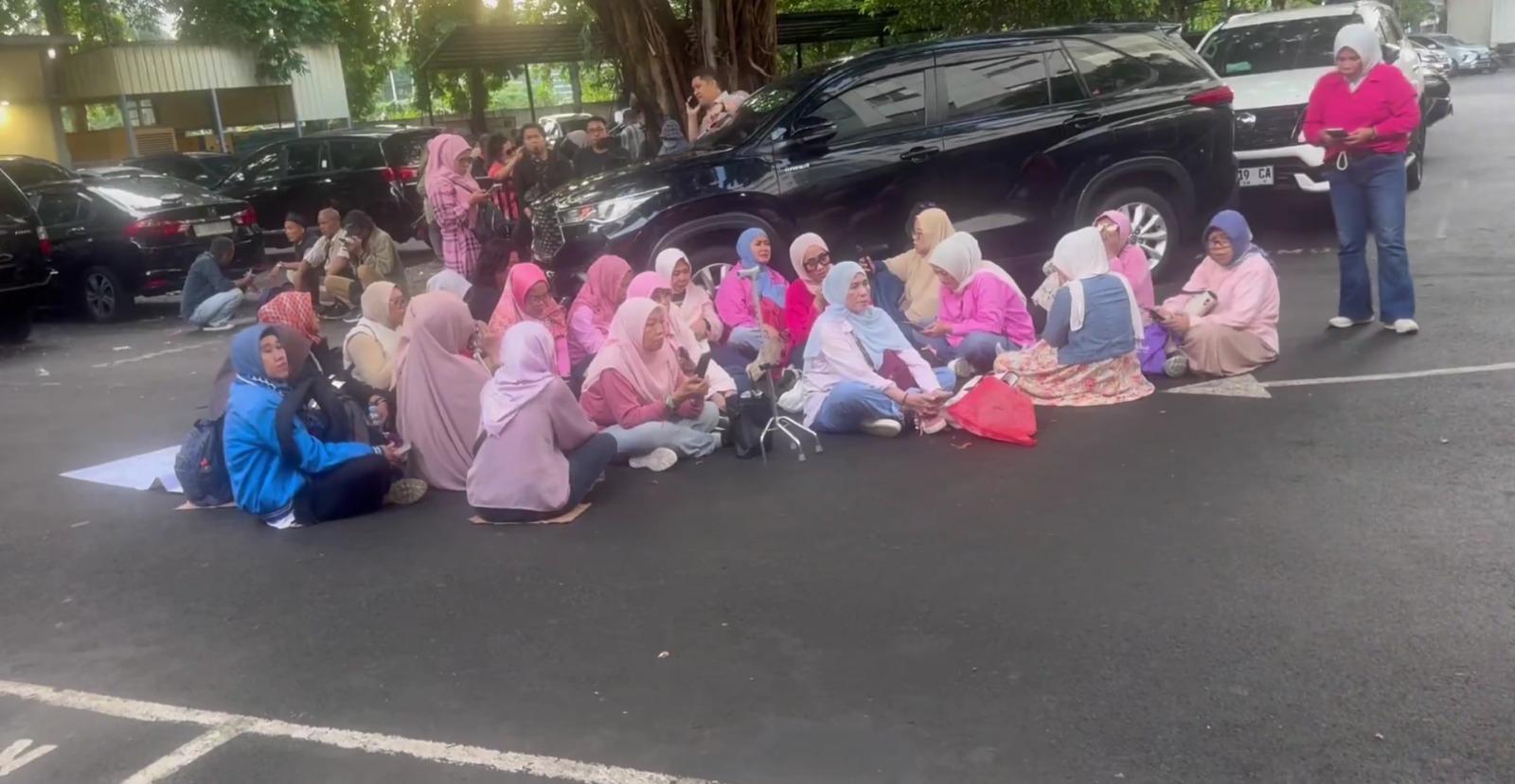 POLEMIK-IJAZAH-Belasan-ibu-menggelar-pengajian-di-halaman-parkir-Polda-Metro-Jaya.jpg