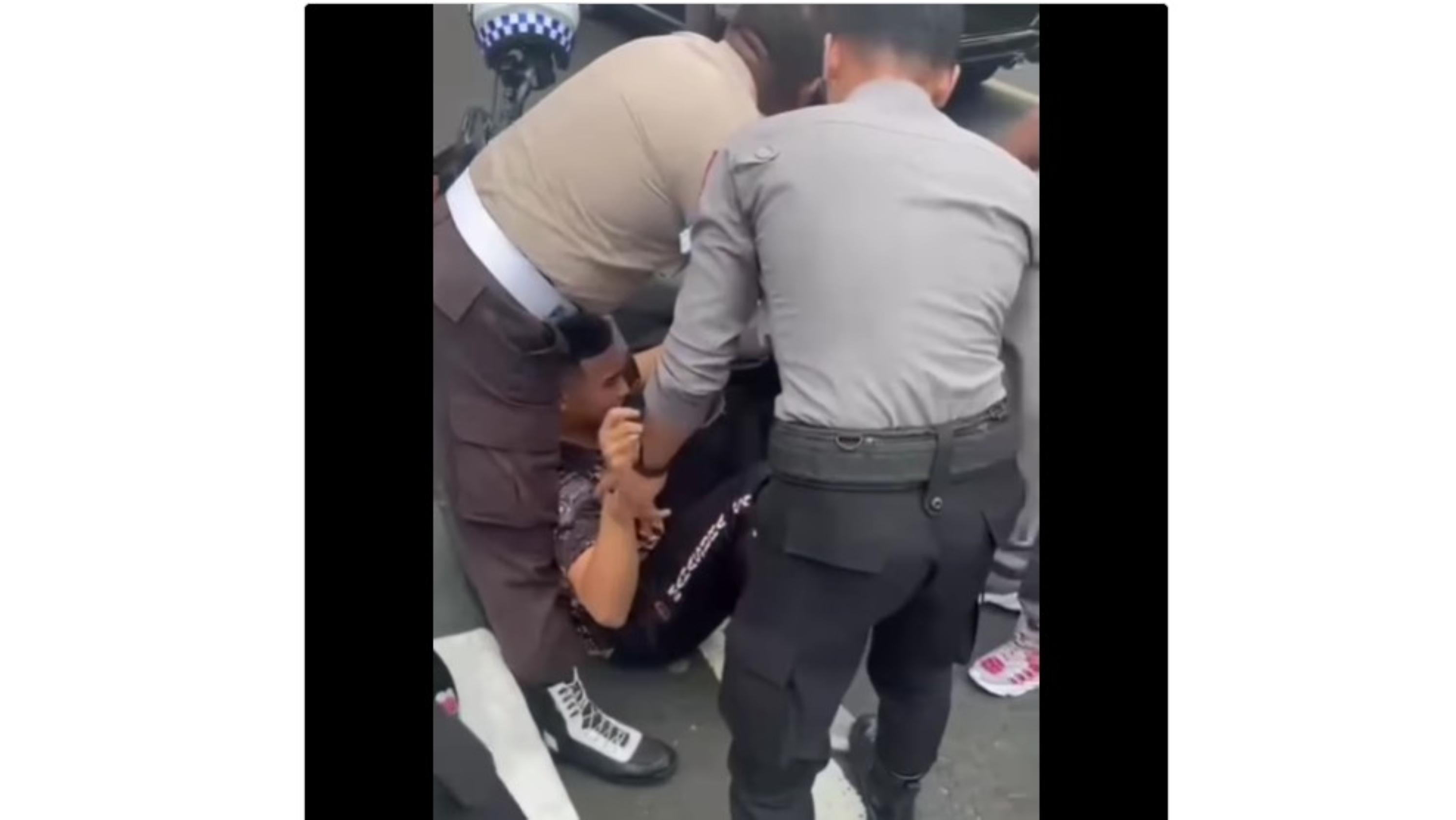 POLISI-HISTERIS-DIJEMPUT-Video-seorang-oknum-anggota-polisi-m.jpg