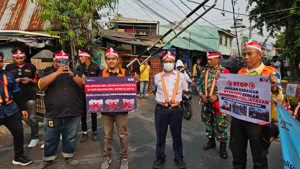 HUT ke-79 RI, PT KAI Daop 1 Jakarta Ajak 13 Komunitas KA Gaungkan Semangat Selamat di Perlintasan KA