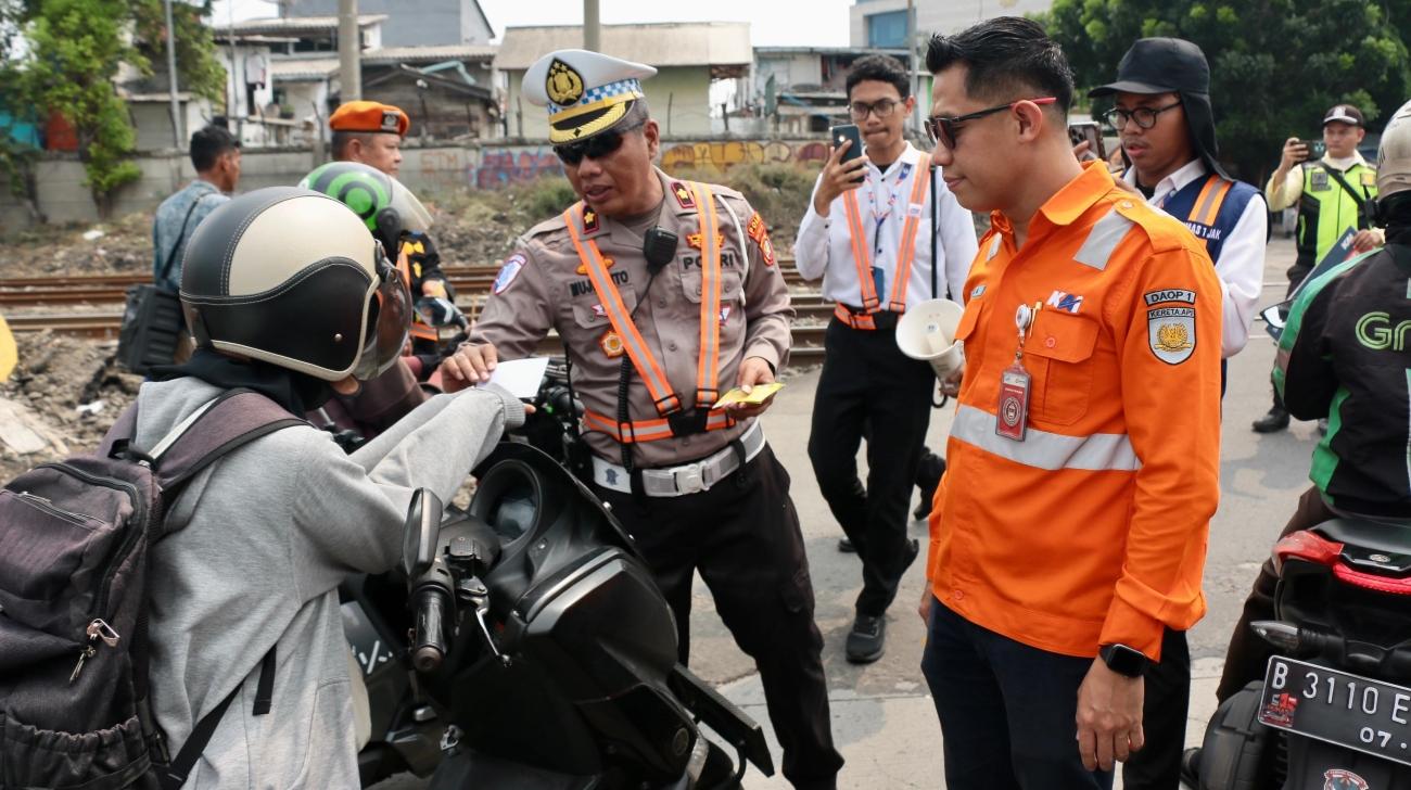 PT KAI Daop 1 Jakarta Bersama Korlantas Polri Tindak Pelanggaran di Perlintasan KA JPL 11 Kemayoran