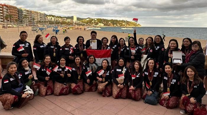 Paduan Suara Wanita Shantell Vocal Ensemble Pakai Baju Adat Dayak Raih Juara di Barcelona