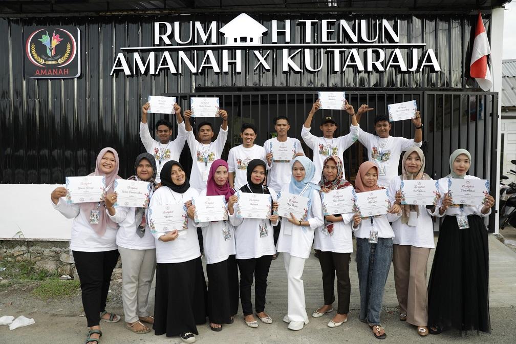 Para-peserta-pelatihan-kreasi-tenun-Amanah-di-Aceh-mendapatkan-sertifikat.jpg