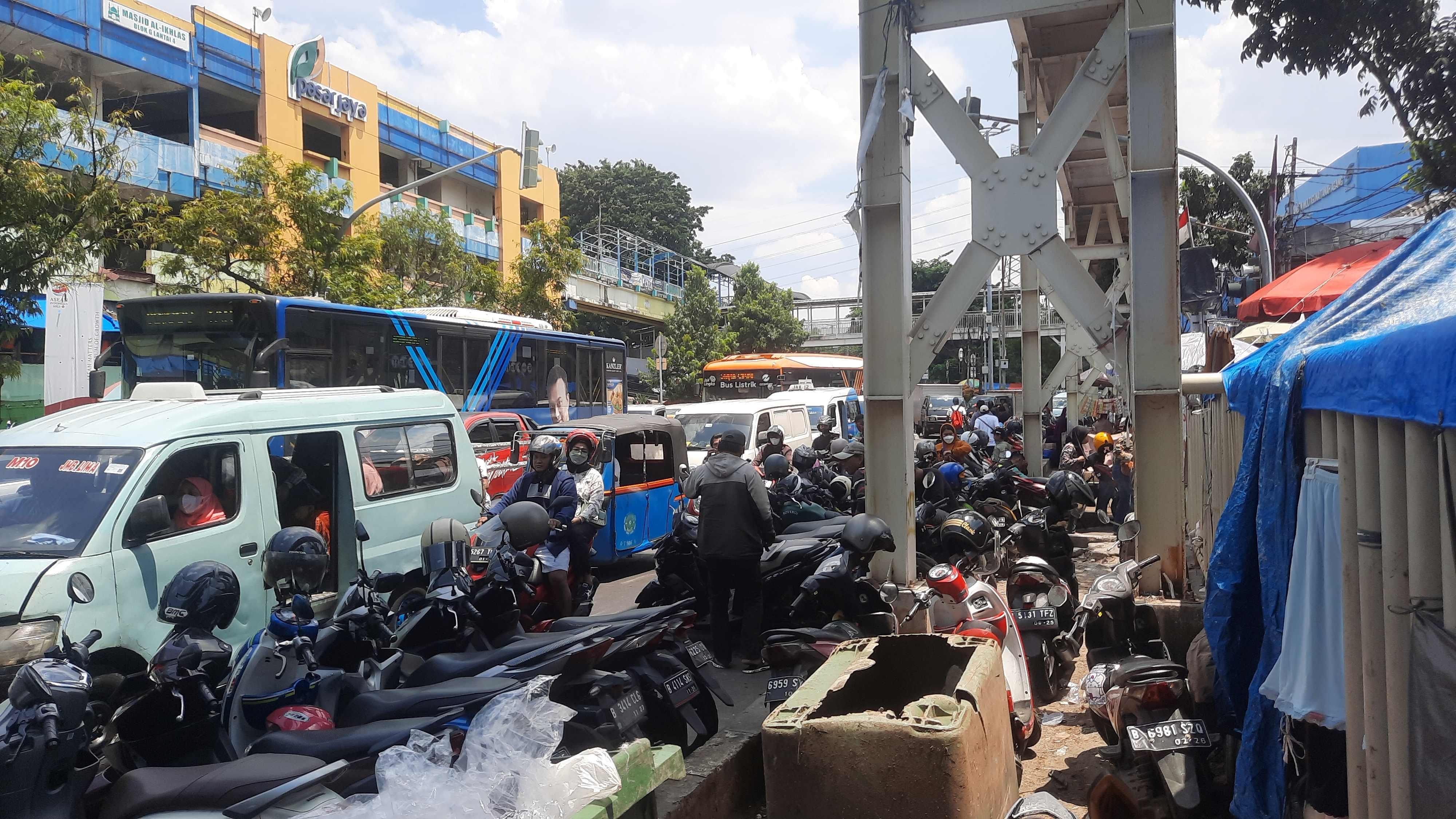 Tanah Abang Semrawut, Preman Tarik Uang Parkir Liar, Satpol PP Lakukan Penertiban