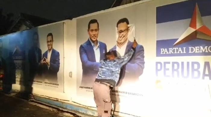 Kecewa Berat dengan Duet Anies-Cak Imin, Baliho Anies Baswedan-AHY di Kebon Jeruk Mulai Dipreteli