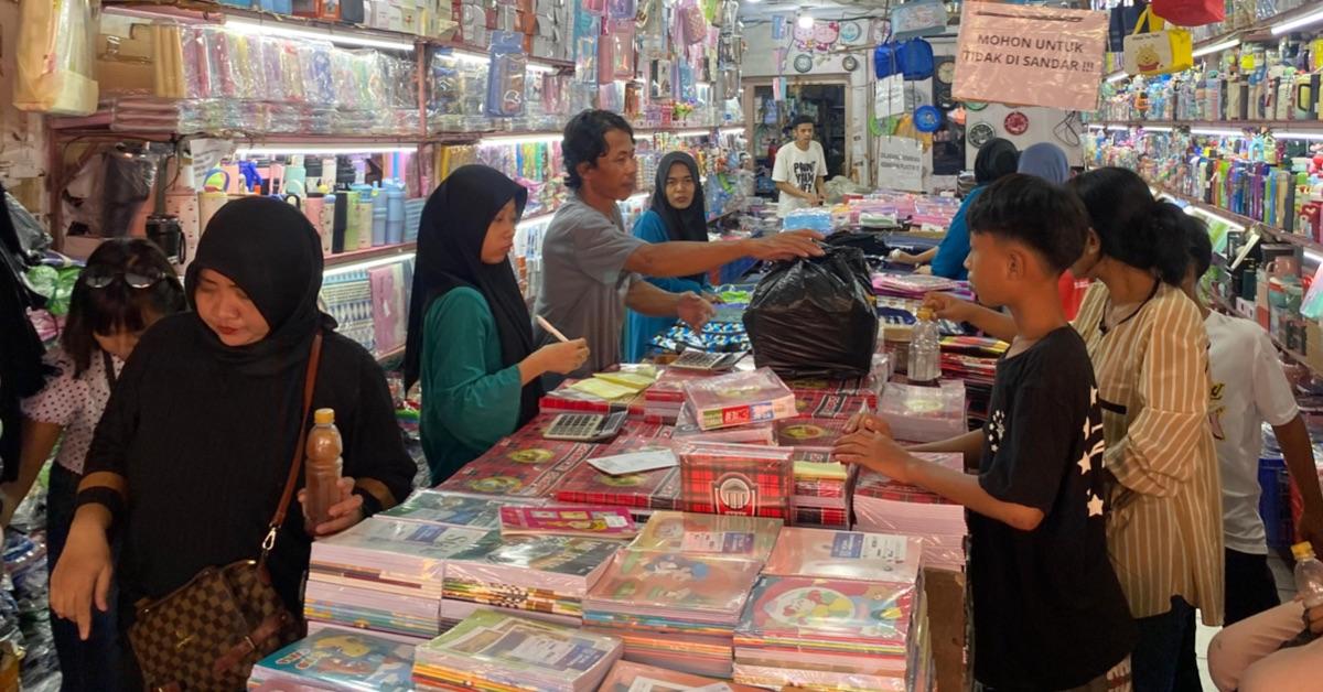 15 Tahun Gelar Lapak di Pasar Asemka Jakbar, Aan Andalkan Tahun Ajaran Baru untuk Tambah Penghasilan - Wartakotalive.com