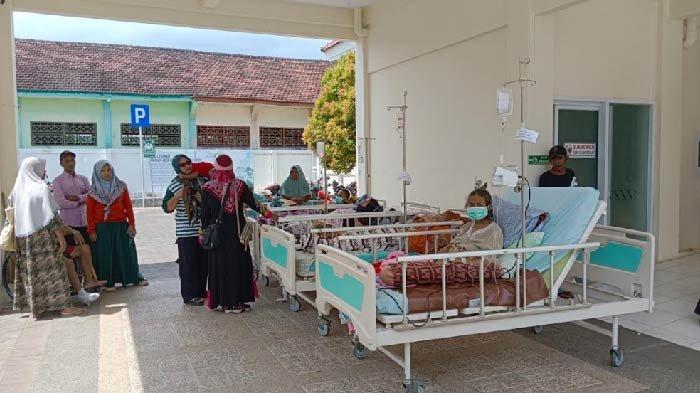 Pasien-rumah-sakit-di-Pulau-Bawean-Gresik-dievakuasi-keluar-ruangan-akibat-guncangan-gempa-Tuban.jpg