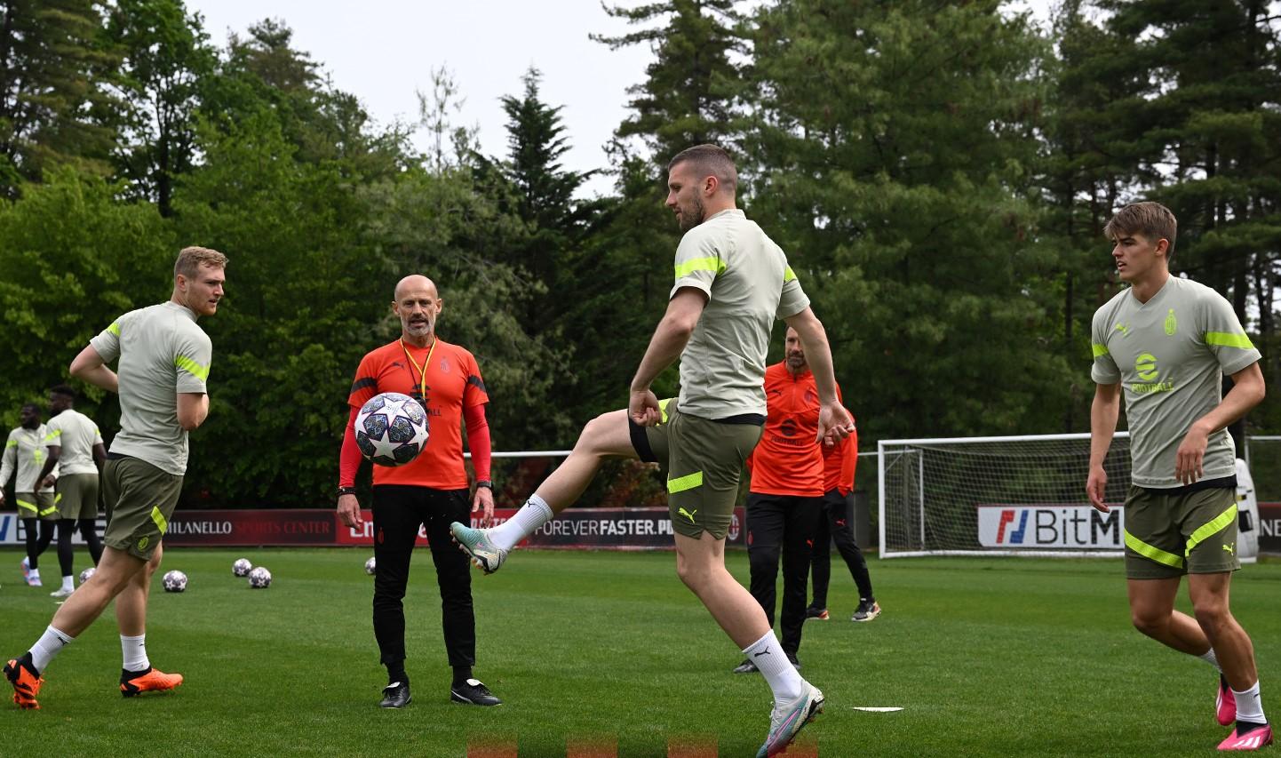 Pelatih-AC-Milan-Stefano-Pioli-memimpin-latihan.jpg