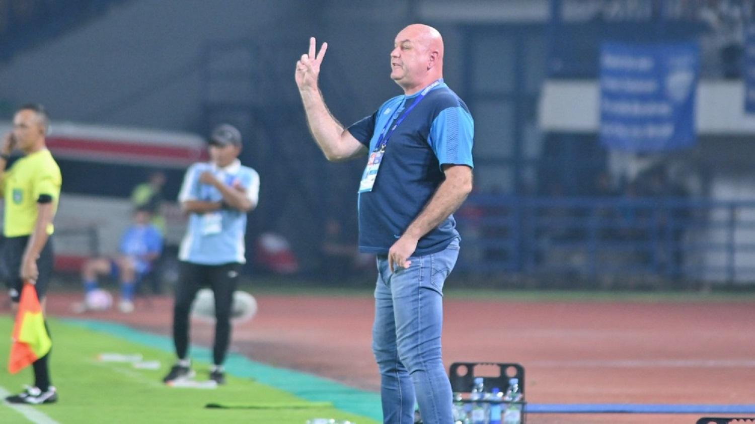 Pelatih-Persib-Bandung-Bojan-Hodak-manfaatkan-libur-untuk-berkumpul-bersama-keluarga.jpg
