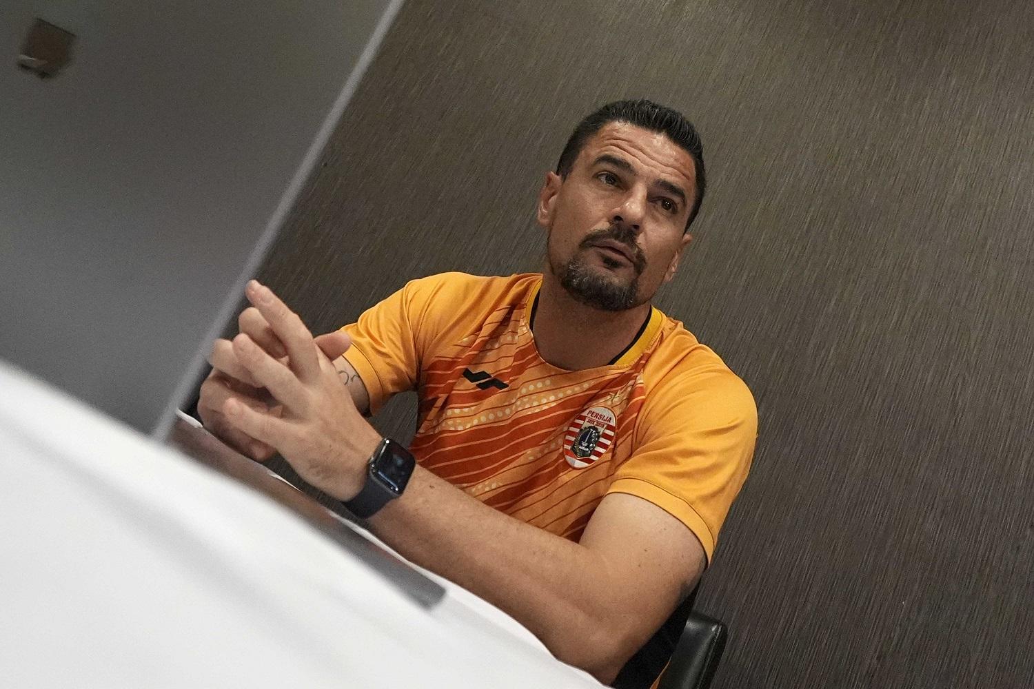 Pelatih-Persija-Jakarta-Carlos-Pena-bertekad-kalahkan-Madura-United-FC.jpg